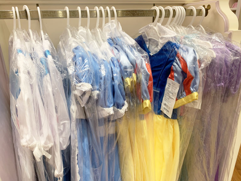 ディズニーの公式プリンセスドレスが欲しい ビビディバビディブティックを利用しなくてもドレスだけ購入できるお店のご紹介 にこるとめーこ